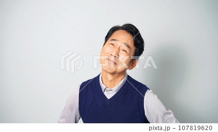 悩むミドル男性 107819620