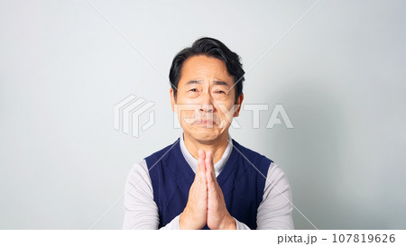 謝罪するミドル男性 107819626