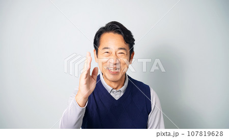 軽く謝るミドル男性 軽く謝るミドル男性 107819628