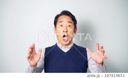 びっくりするミドル男性 107819651