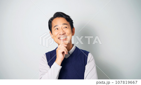 笑顔で考えるミドル男性 107819667