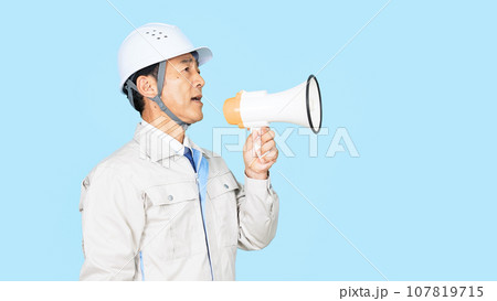 拡声器で指示する作業員 拡声器で指示する作業員 107819715