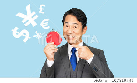 財布を持つ中年ビジネスマン　金融イメージ 107819749