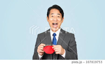 財布を持って喜ぶ中年ビジネスマン 107819753