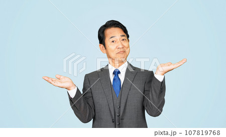 両手を上げる中年ビジネスマン 107819768