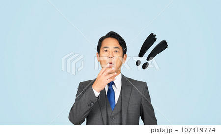 驚く中年ビジネスマン 107819774