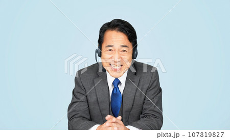ヘッドセットをつけて話すミドル男性 ヘッドセットをつけて話すミドル男性 107819827