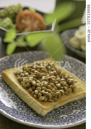 納豆トースト 朝食 縦位置 納豆トースト 朝食 縦位置 107819886