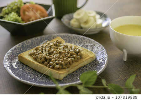 納豆トースト　朝食 107819889