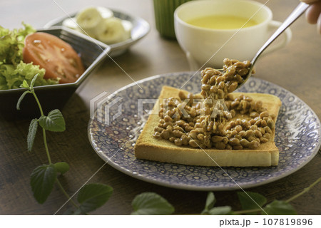 納豆トースト　朝食 107819896