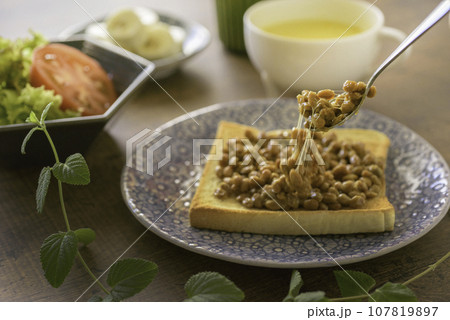 納豆トースト　朝食 107819897