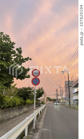 ピンクな空と標識 ピンクな空と標識 107820194