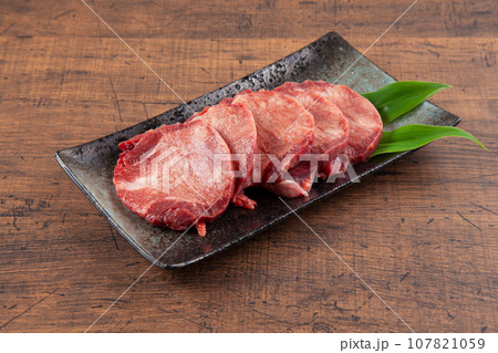 焼肉には欠かせない厚切り牛タンスライス 焼肉には欠かせない厚切り牛タンスライス 107821059