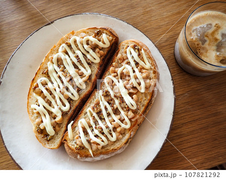 納豆トーストとアイスコーヒー 107821292