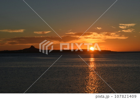 海に沈む夕日 海に沈む夕日 107821409