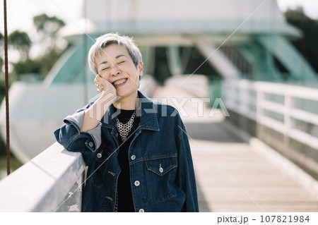 吊り橋を渡るグレイヘアの上品な日本人女性 107821984