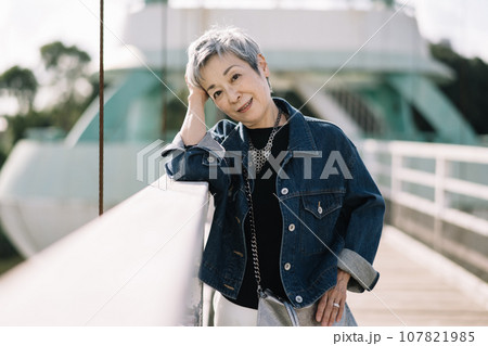 吊り橋を渡るグレイヘアの上品な日本人女性 107821985