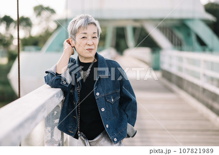 吊り橋を渡るグレイヘアの上品な日本人女性 107821989