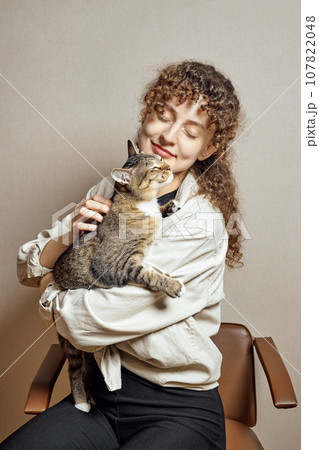 The concept of devotion, love and fidelity of a pet 107822048