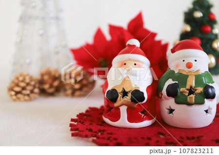サンタクロース　クリスマス素材 107823211