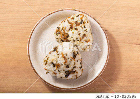 ちりめん高菜 おにぎり ちりめん高菜 おにぎり 107823598