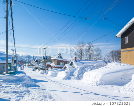 晴れた日の豪雪地帯の町並み (北海道、ニセコ町) 107823625
