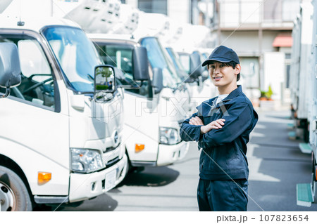 トラックの前に立つ若い男性 トラックの前に立つ若い男性 107823654
