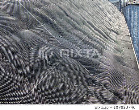 道路脇の法面に新しく敷かれた防草シート 道路脇の法面に新しく敷かれた防草シート 107823740