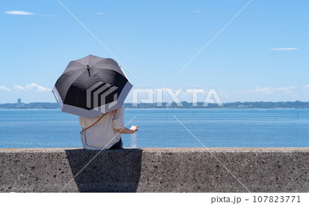 堤防に座る 堤防に座る 107823771