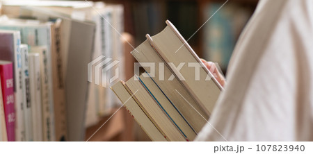 本を持つ 107823940