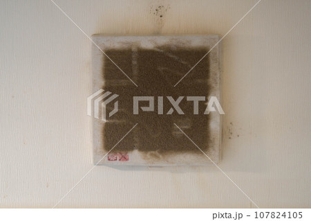 汚れた小さな換気扇 正面から 107824105