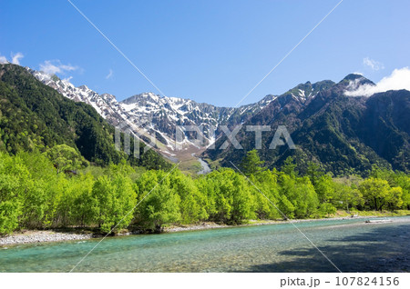 《長野県・上高地》爽やかな新緑と残雪の穂高連峰 107824156