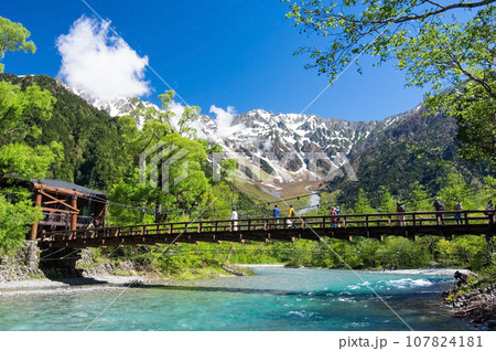 《長野県・上高地》新緑の河童橋と残雪の穂高連峰 107824181