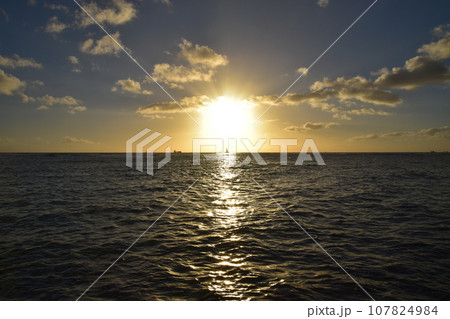 ハワイのビーチにて眺める美しい夕日と海 107824984