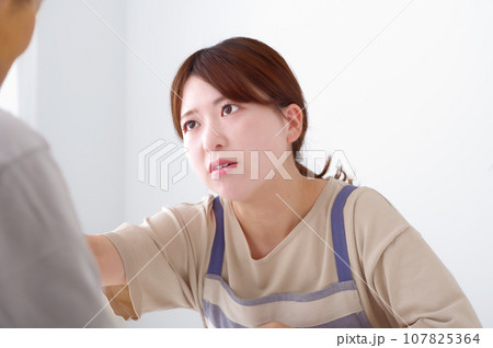 怒りをあらわにする若いエプロン姿の女性 怒りをあらわにする若いエプロン姿の女性 107825364
