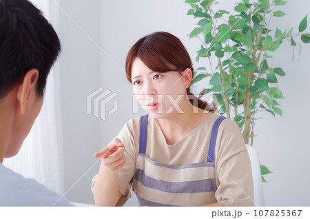 怒りをあらわにする若いエプロン姿の女性 107825367