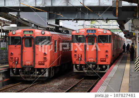米子駅に停車中の山陰本線・境線キハ47 107827481