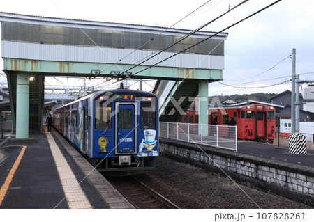 揖屋駅で列車交換を行う山陰本線 揖屋駅で列車交換を行う山陰本線 107828261