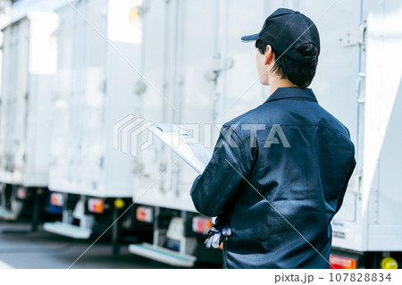 トラックの前に立つ若い男性 トラックの前に立つ若い男性 107828834