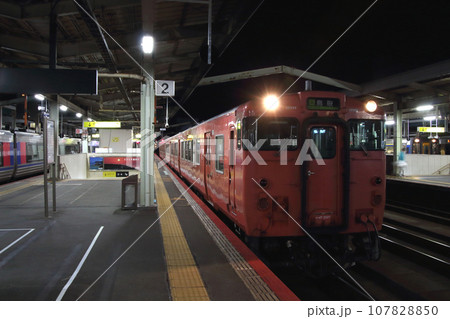 鳥取駅に到着の山陰本線キハ47（城崎温泉⇔鳥取） 107828850