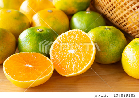 半分にカットした極早生みかん　温州みかん　ミカン 107829185