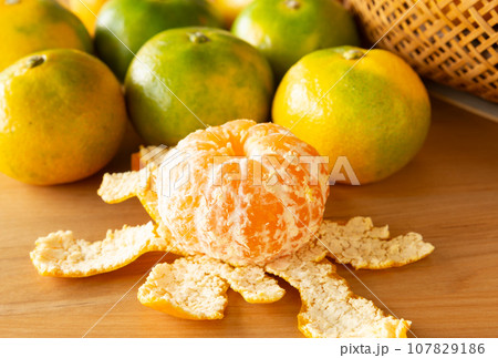 皮を剥いた極早生みかん 温州みかん ミカン アルベド 皮を剥いた極早生みかん 温州みかん ミカン アルベド 107829186