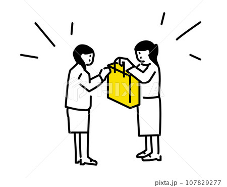 紙の袋を受け渡す女性2人 107829277
