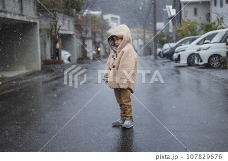 雪の降る寒い日 107829676