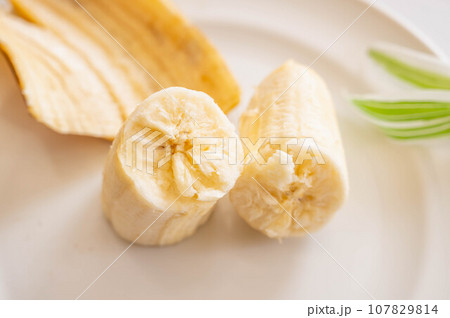 皿の上のちぎったバナナ 107829814