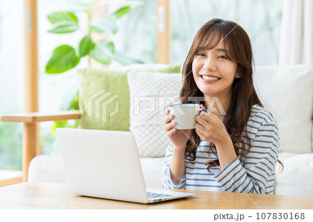 パソコンを見る若い女性 107830168