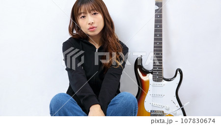 エレキギターと女性イメージ 107830674