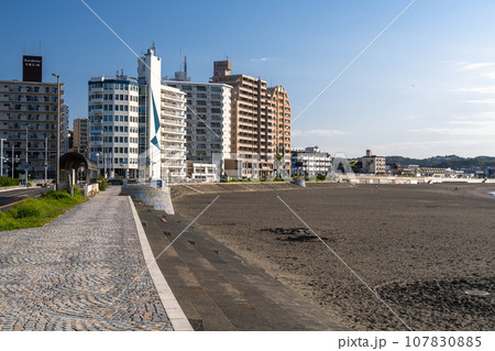《神奈川県》江ノ島・朝の片瀬海岸 107830885