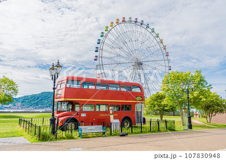 はい！からっと横丁のロンドンバスと観覧車 107830948