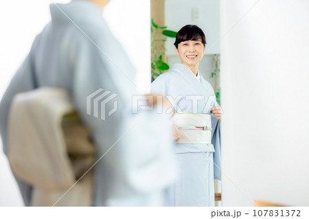 着付けをするミセス女性 107831372